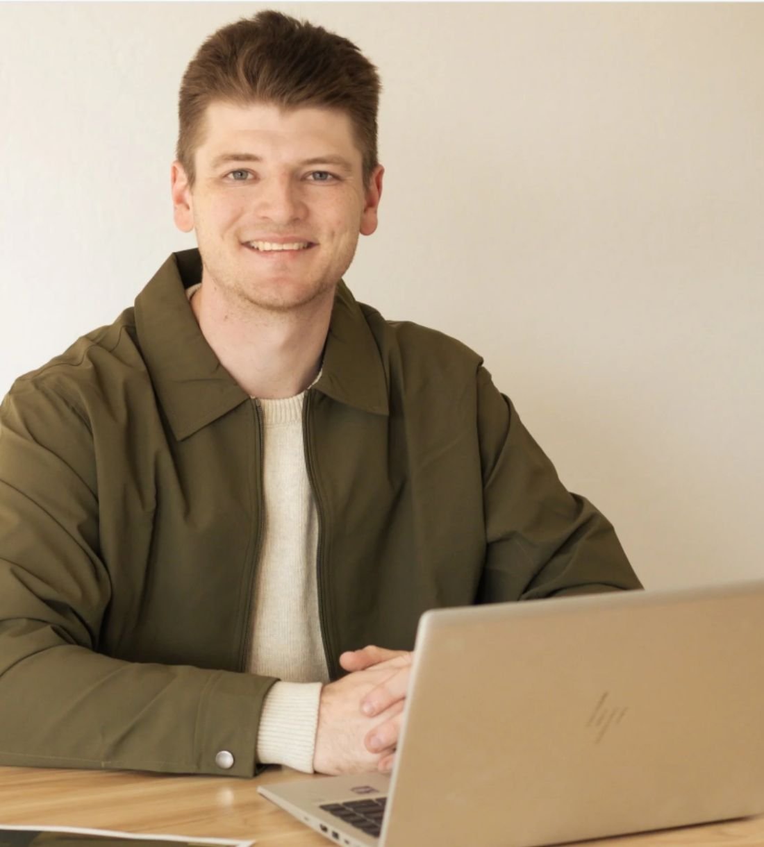 Austin of 10:4 Bookkeeping helping Arizona trade and service businesses with bookkeeping